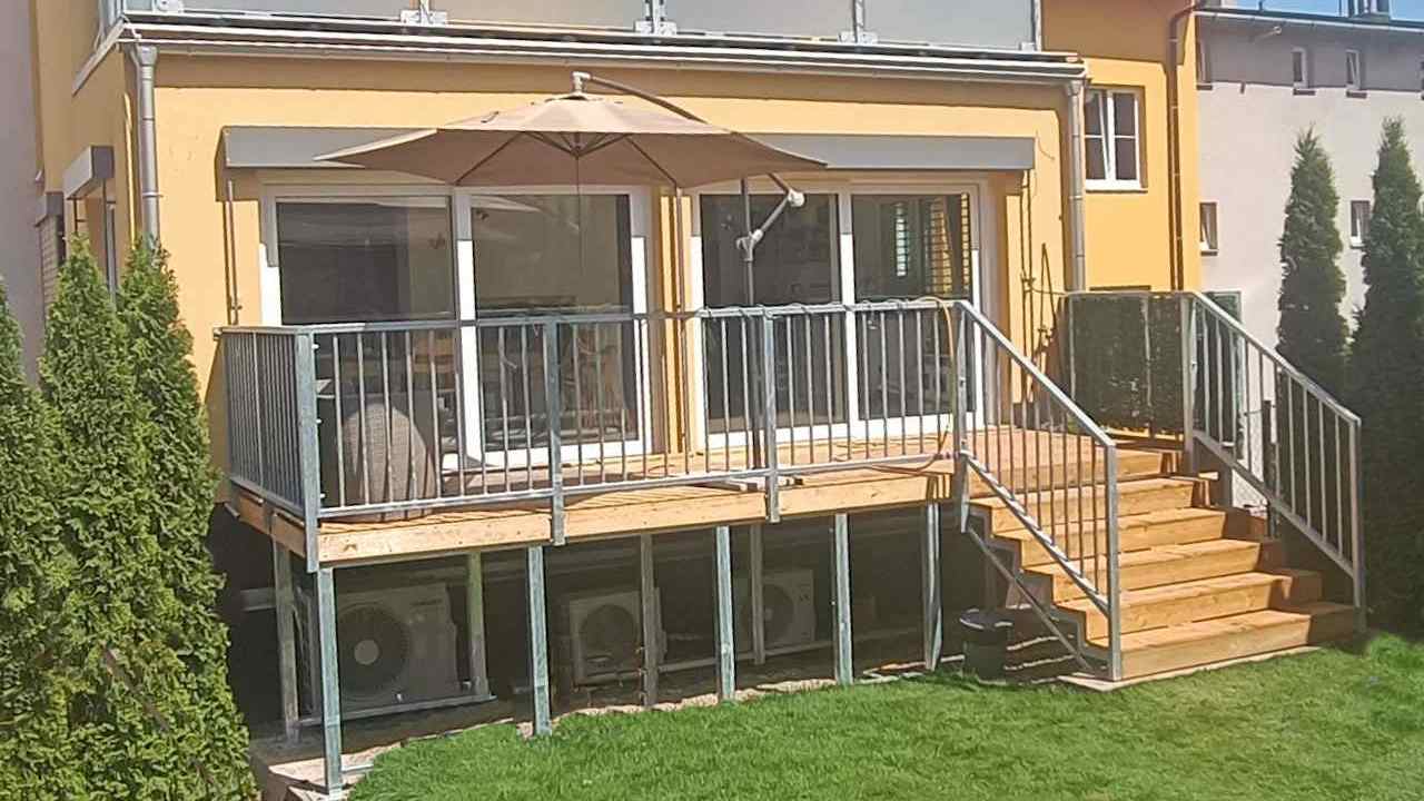 Terasa s žárově zikovanou kovovou konstrukcí podlaha terasová prkny z modřínu nebo WPC